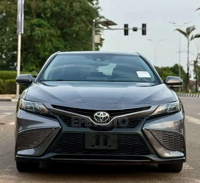 Toyota Camry SE 2021 Gray