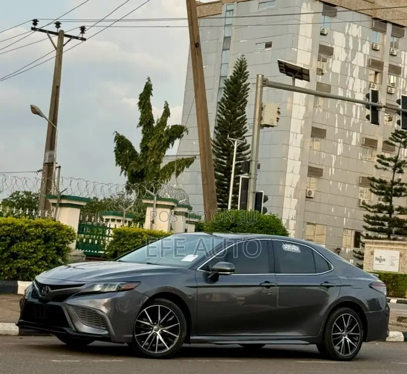 Toyota Camry SE 2021 Gray