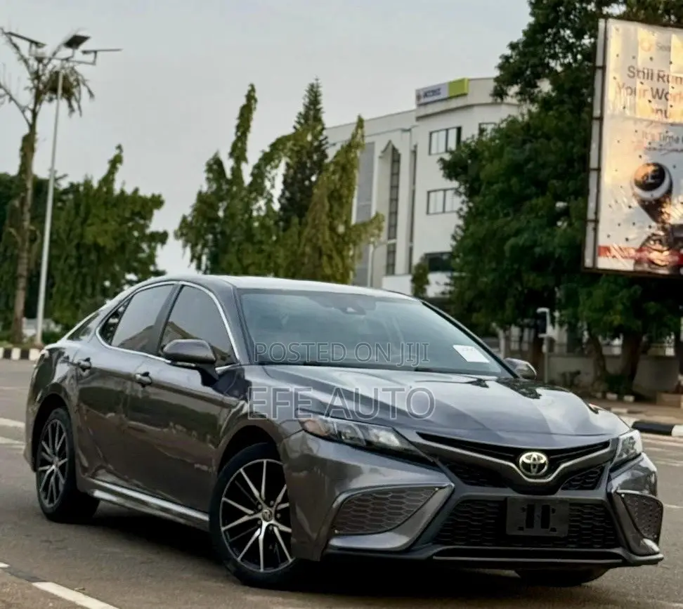Toyota Camry SE 2021 Gray
