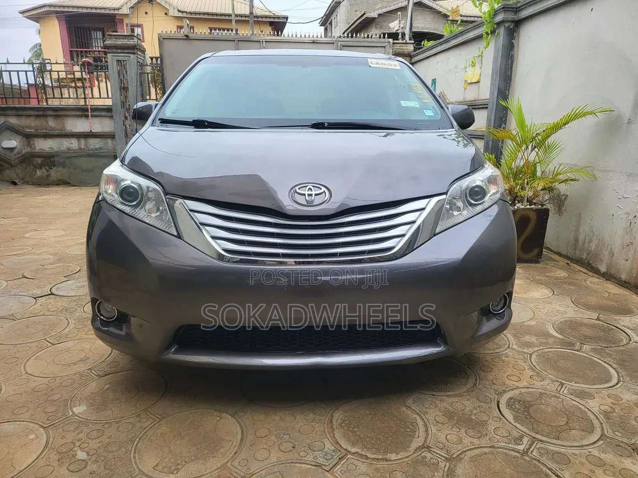 Toyota Sienna XLE 7-Passenger 4dr Minivan AWD (3.5L 6cyl 6A) 2015 Gray