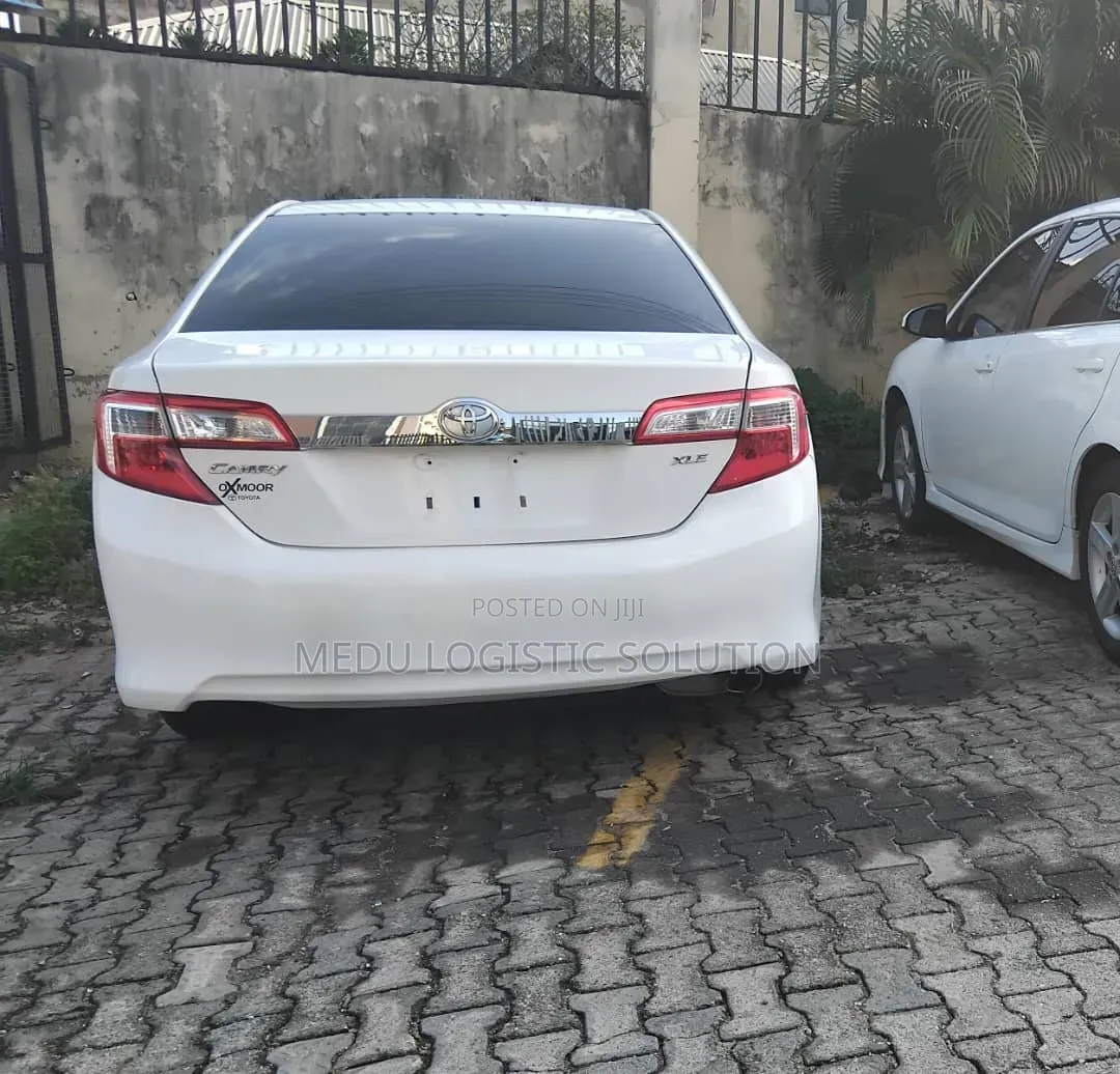 Toyota Camry XLE 4dr Sedan (3.5L 6cyl 6A) 2014 White