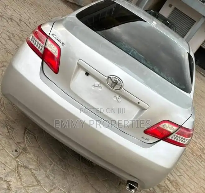 Toyota Camry LE 4dr Sedan (2.5L 4cyl 6A) 2011 Silver