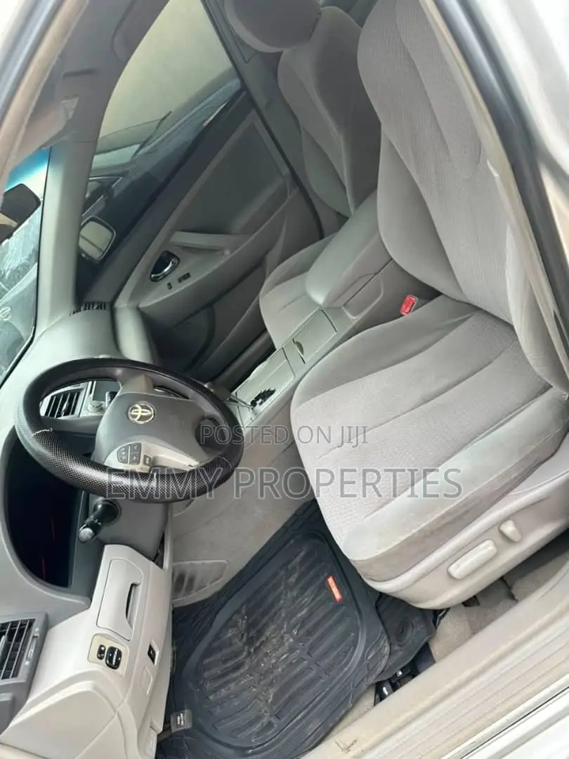Toyota Camry LE 4dr Sedan (2.5L 4cyl 6A) 2011 Silver