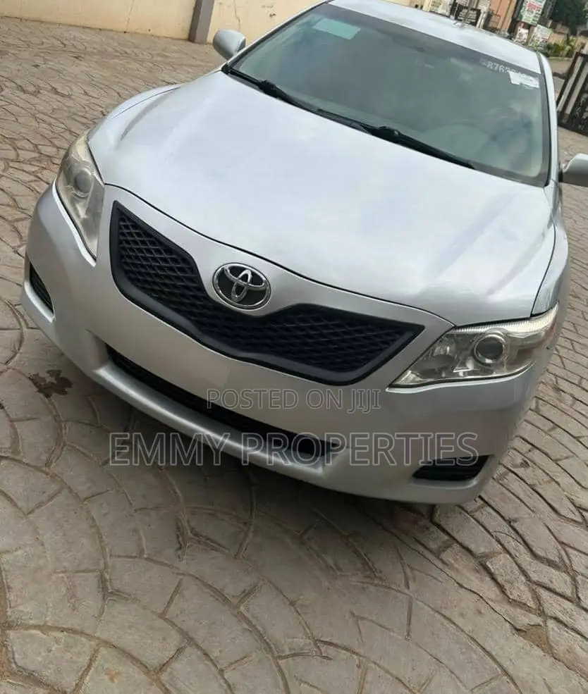 Toyota Camry LE 4dr Sedan (2.5L 4cyl 6A) 2011 Silver