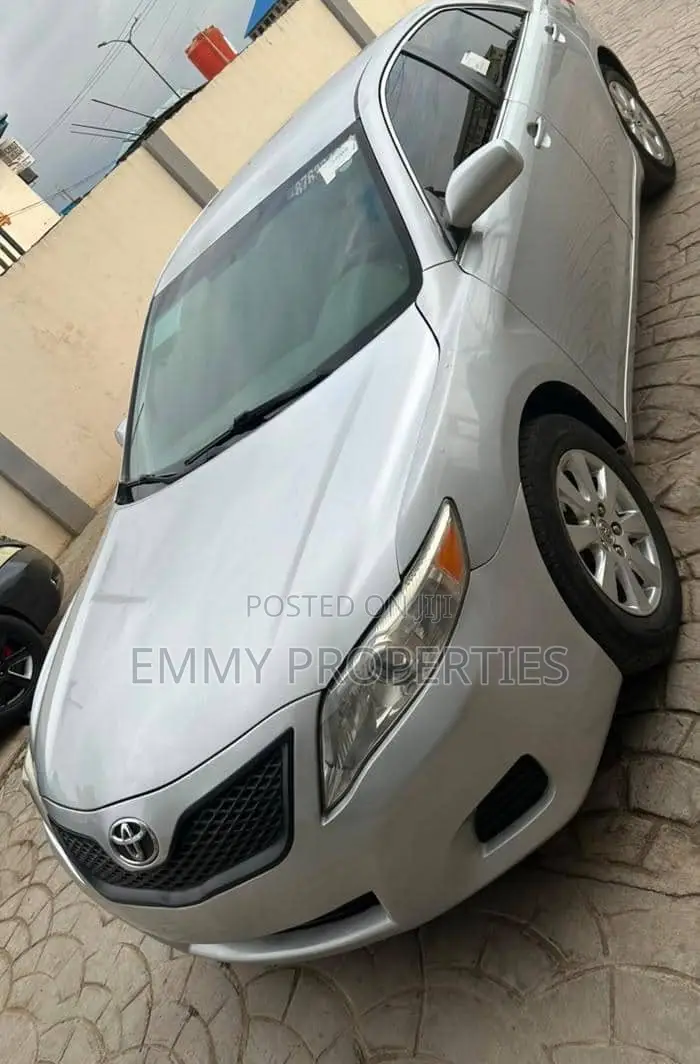 Toyota Camry LE 4dr Sedan (2.5L 4cyl 6A) 2011 Silver