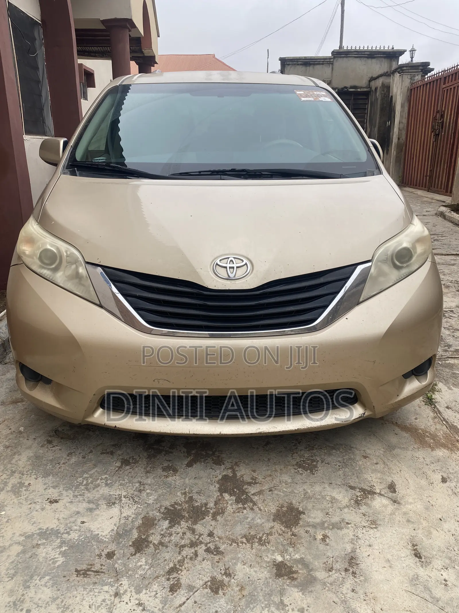 Toyota Sienna LE 7 Passenger Mobility 2011 Gold