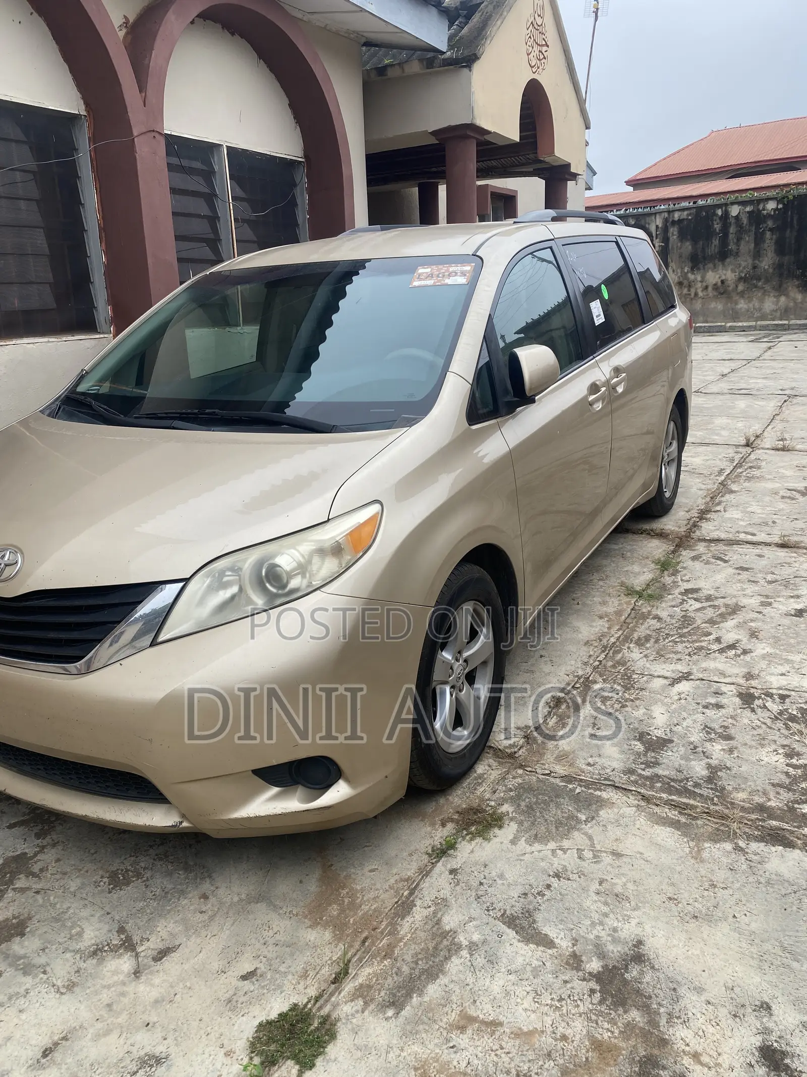 Toyota Sienna LE 7 Passenger Mobility 2011 Gold