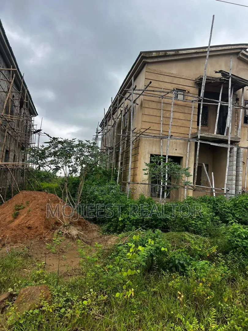 5bdrm Duplex in Shalom Estate, Lugbe District for sale