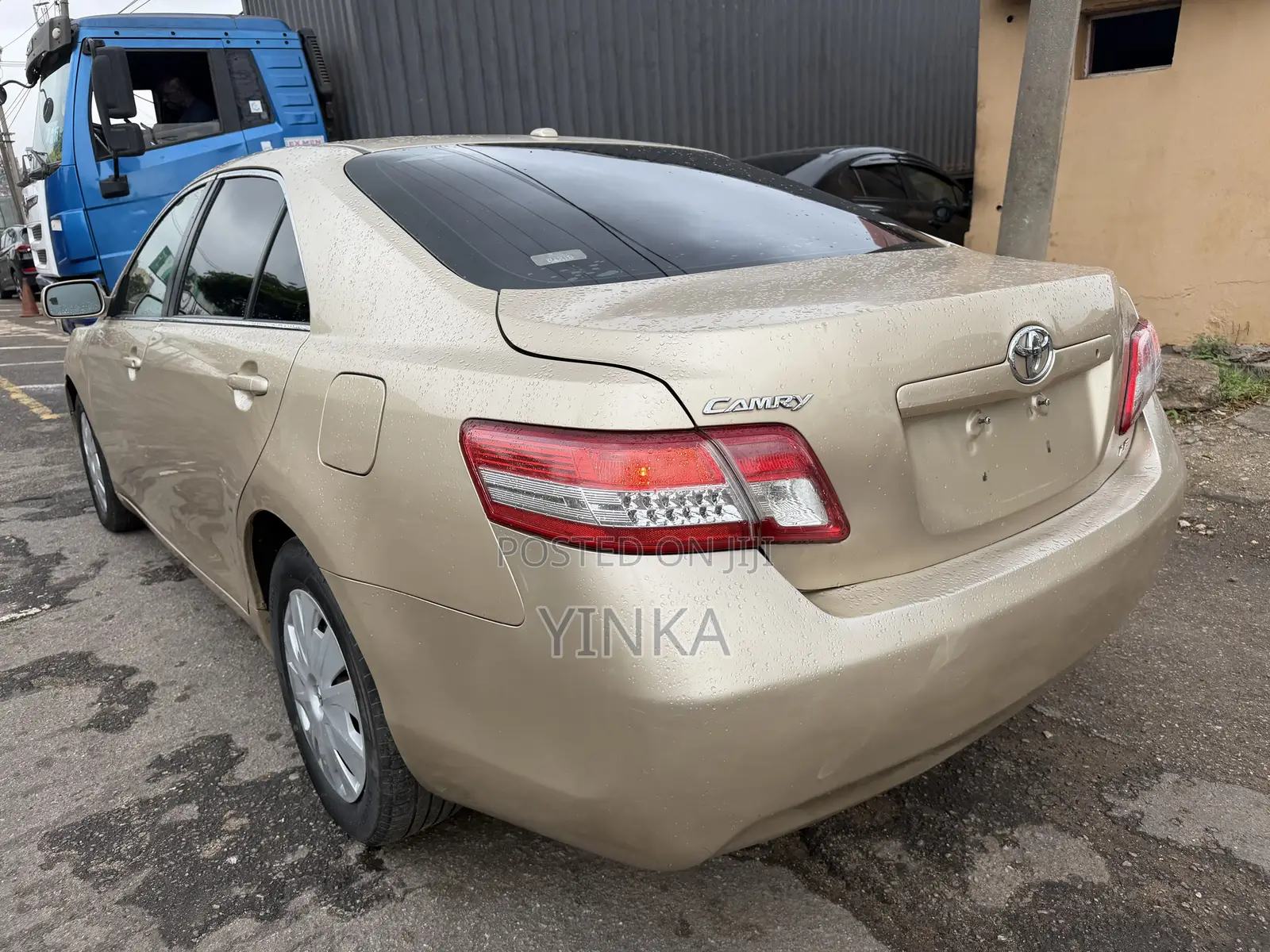 Toyota Camry LE 4dr Sedan (2.5L 4cyl 6A) 2011 Gold
