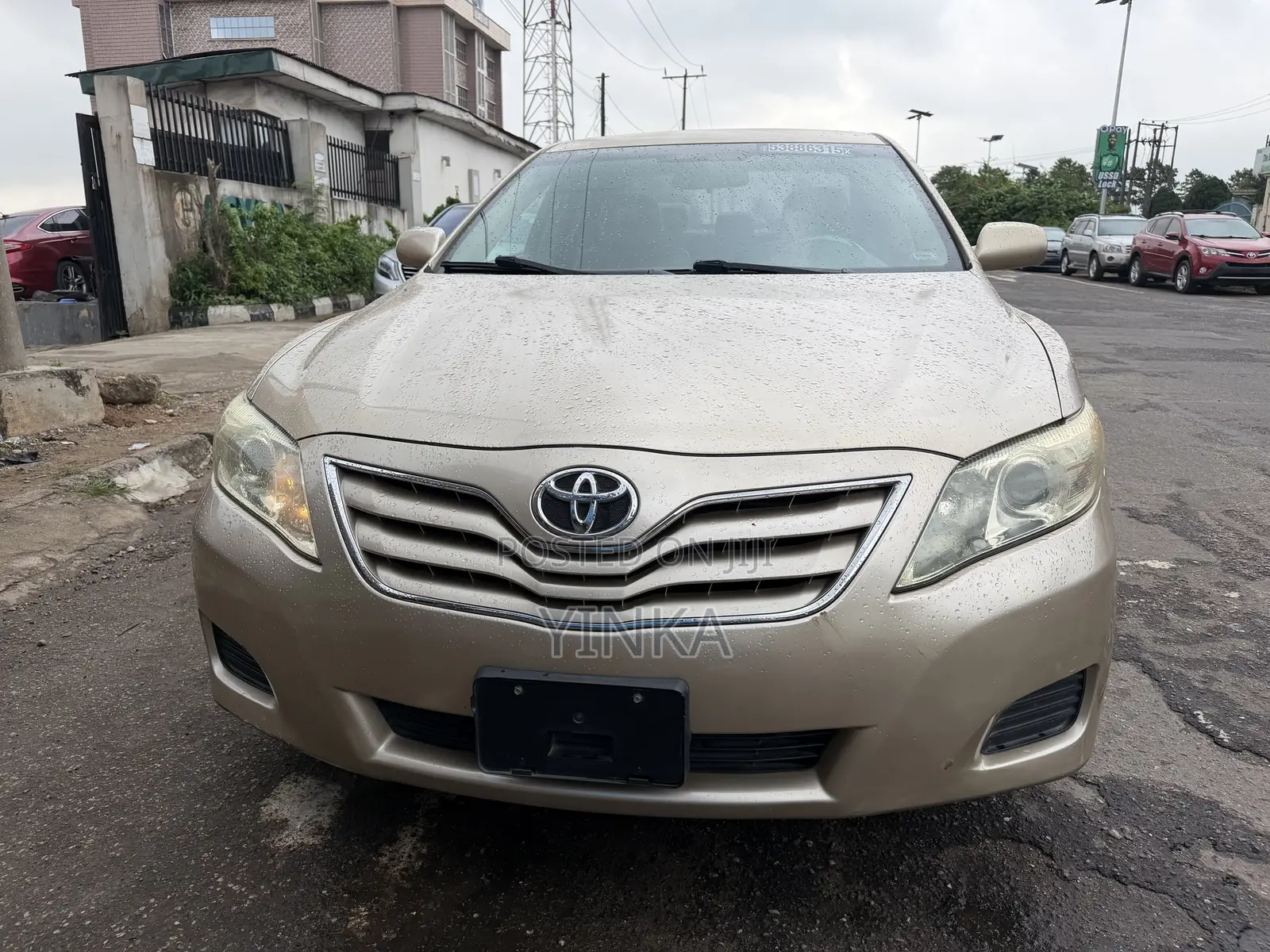 Toyota Camry LE 4dr Sedan (2.5L 4cyl 6A) 2011 Gold