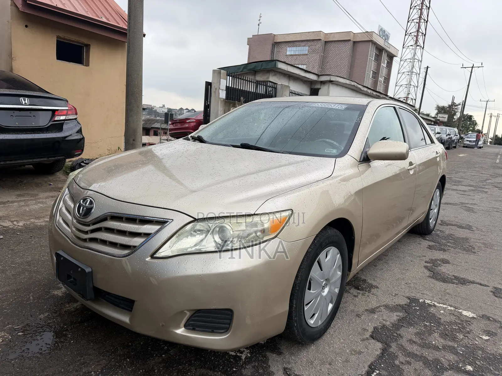 Toyota Camry LE 4dr Sedan (2.5L 4cyl 6A) 2011 Gold