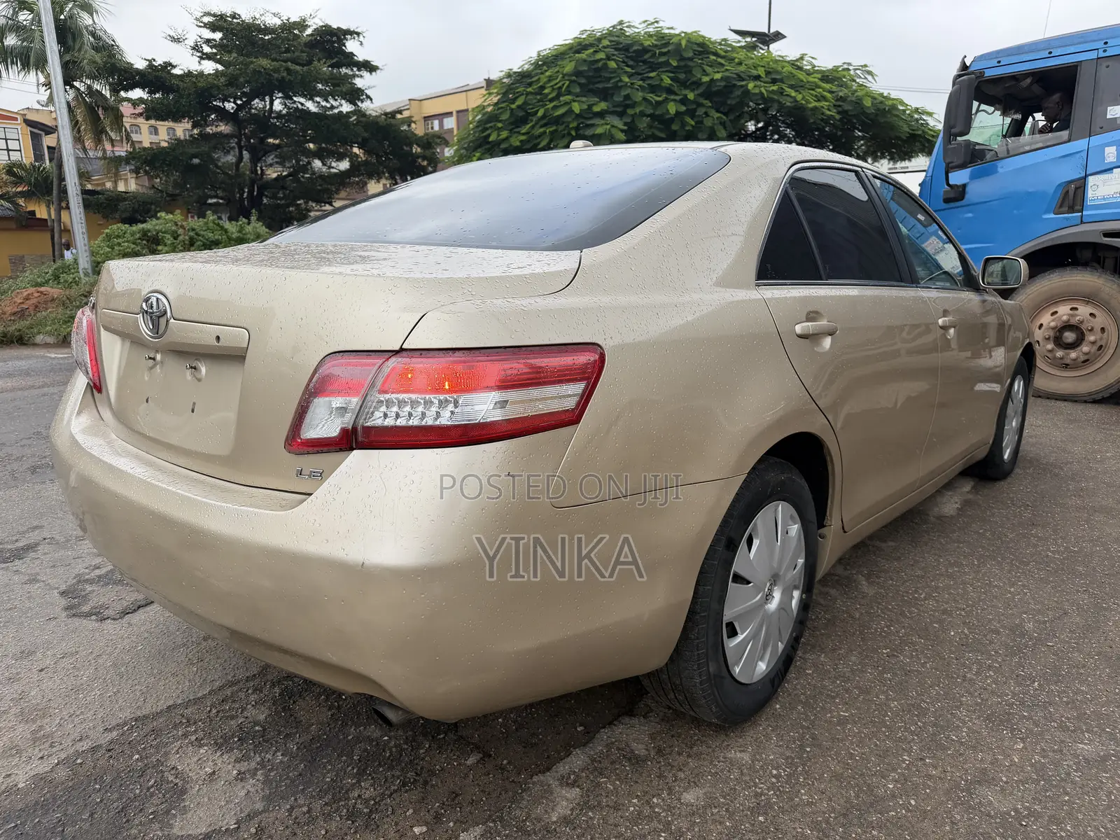 Toyota Camry LE 4dr Sedan (2.5L 4cyl 6A) 2011 Gold