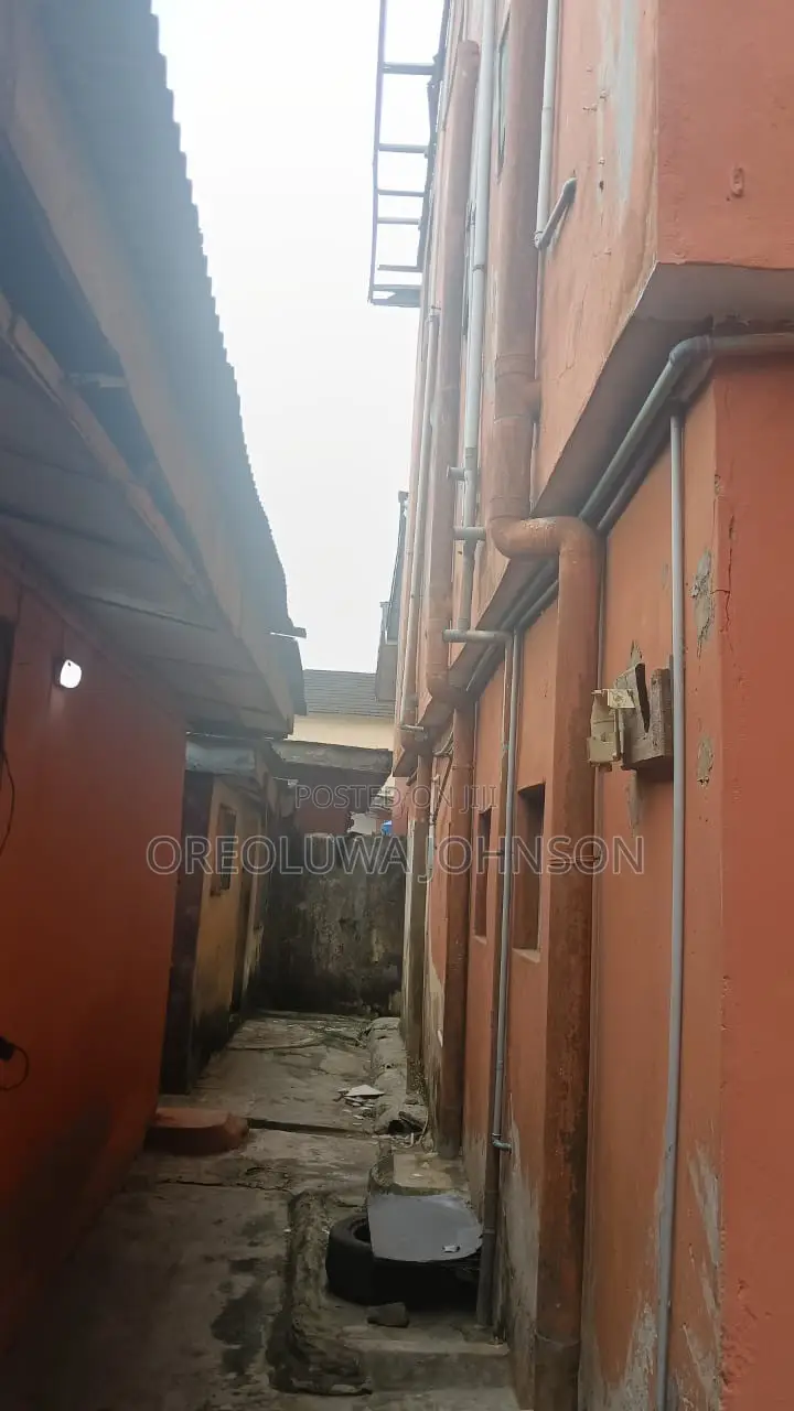 3bdrm Block of Flats in Iseri Olofin for sale