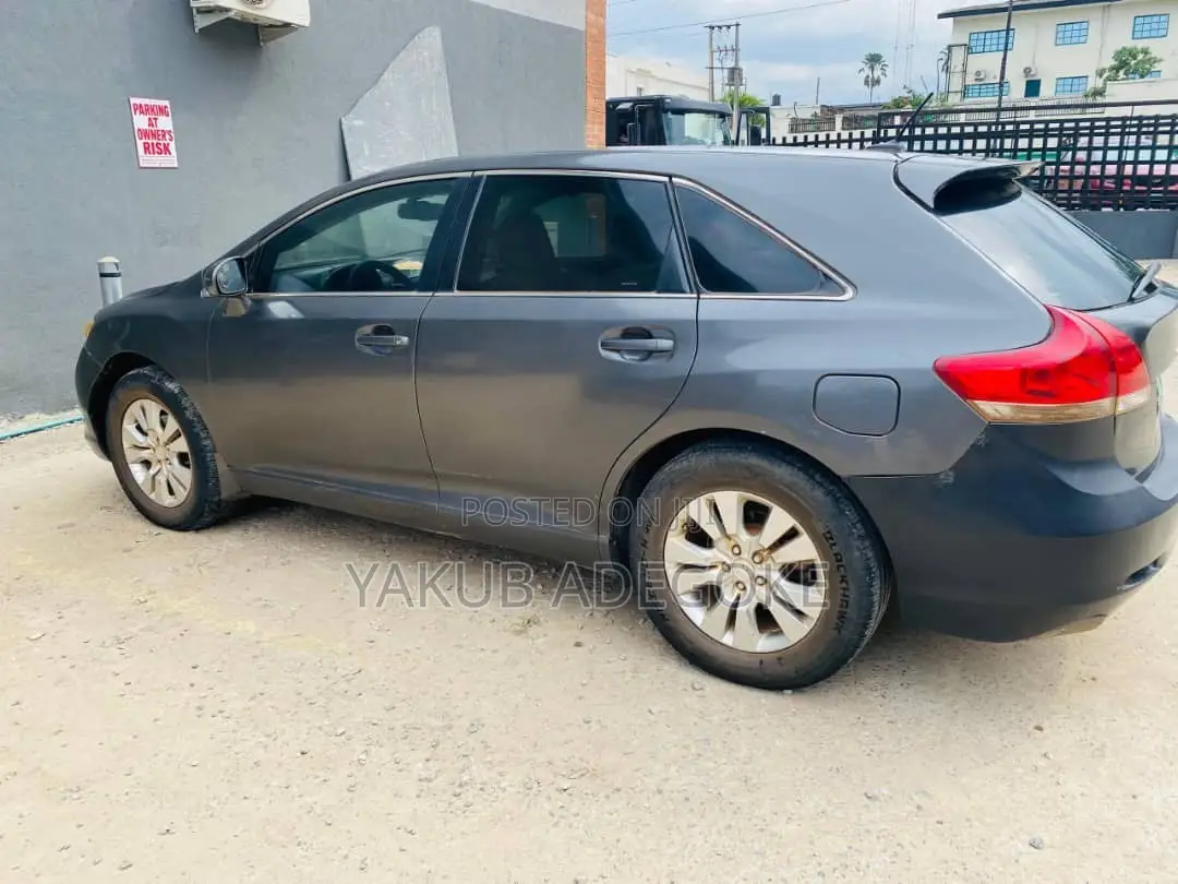 Toyota Venza LE 2010 Gray