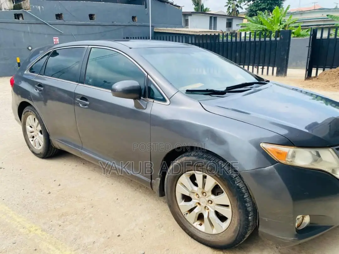 Toyota Venza LE 2010 Gray