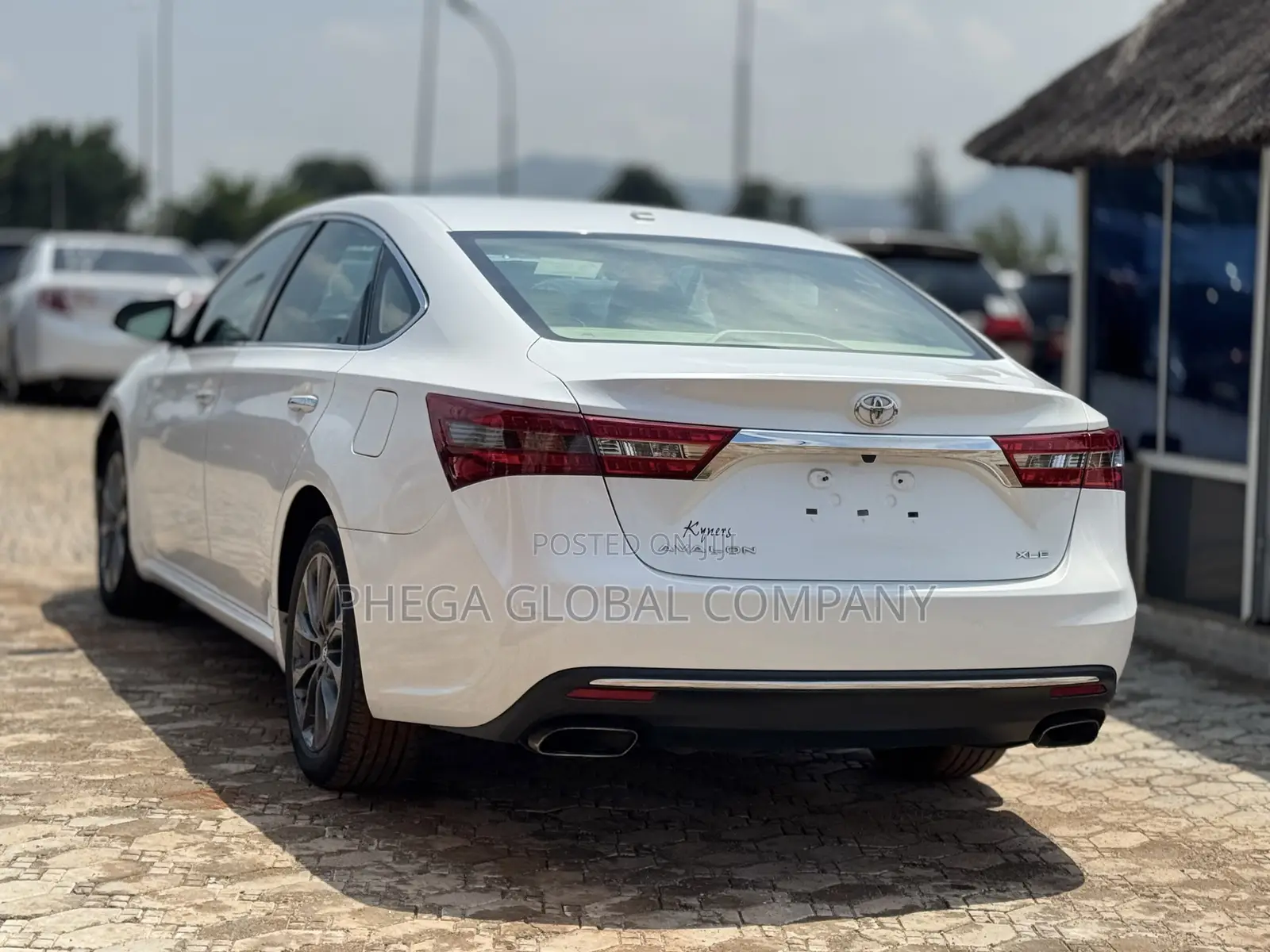 Toyota Avalon XLE FWDSedan (3.6L 6cyl 6A) 2016 White