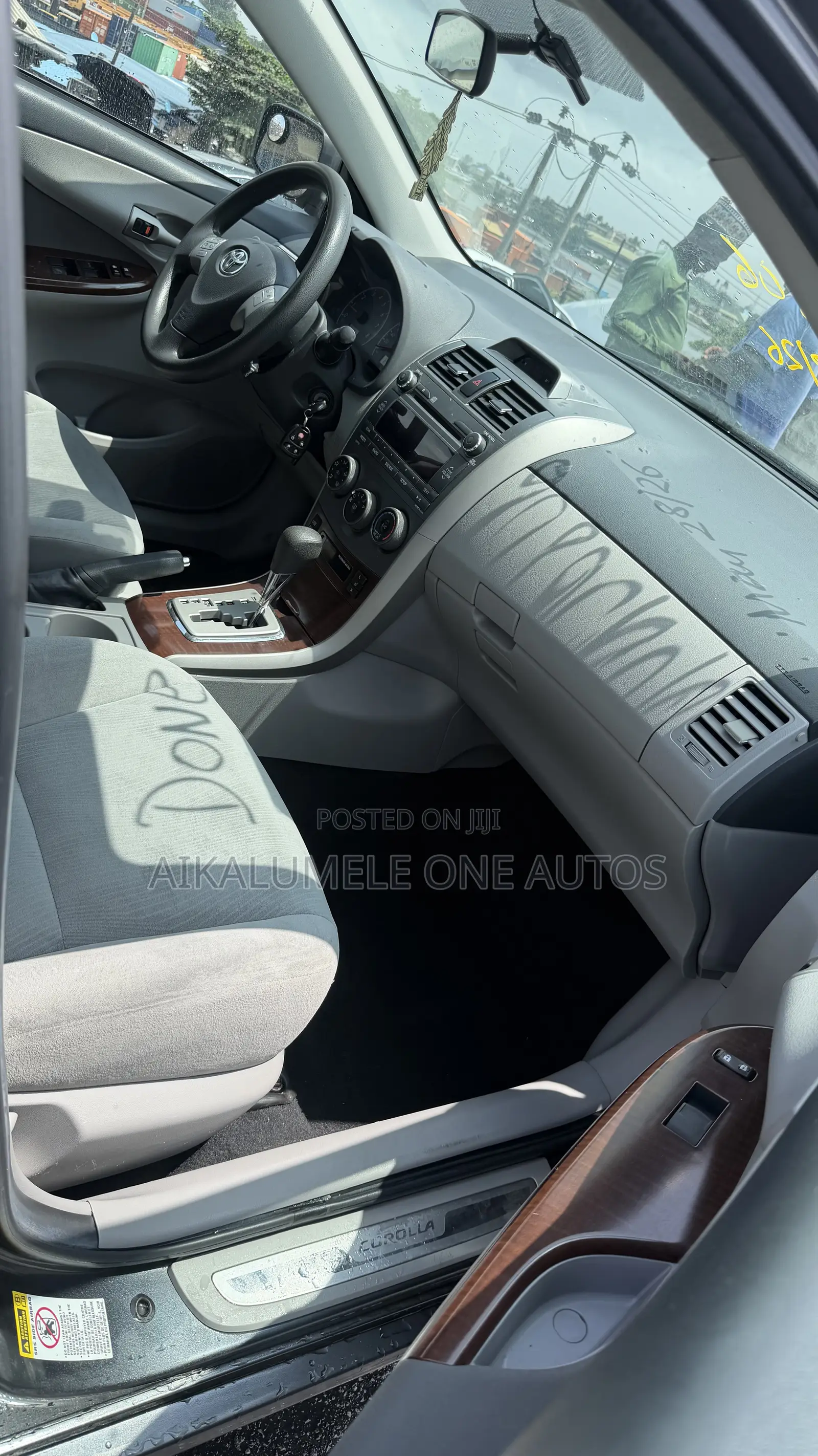 Toyota Corolla LE 4dr Sedan (1.8L 4cyl 4A) 2011 Gray