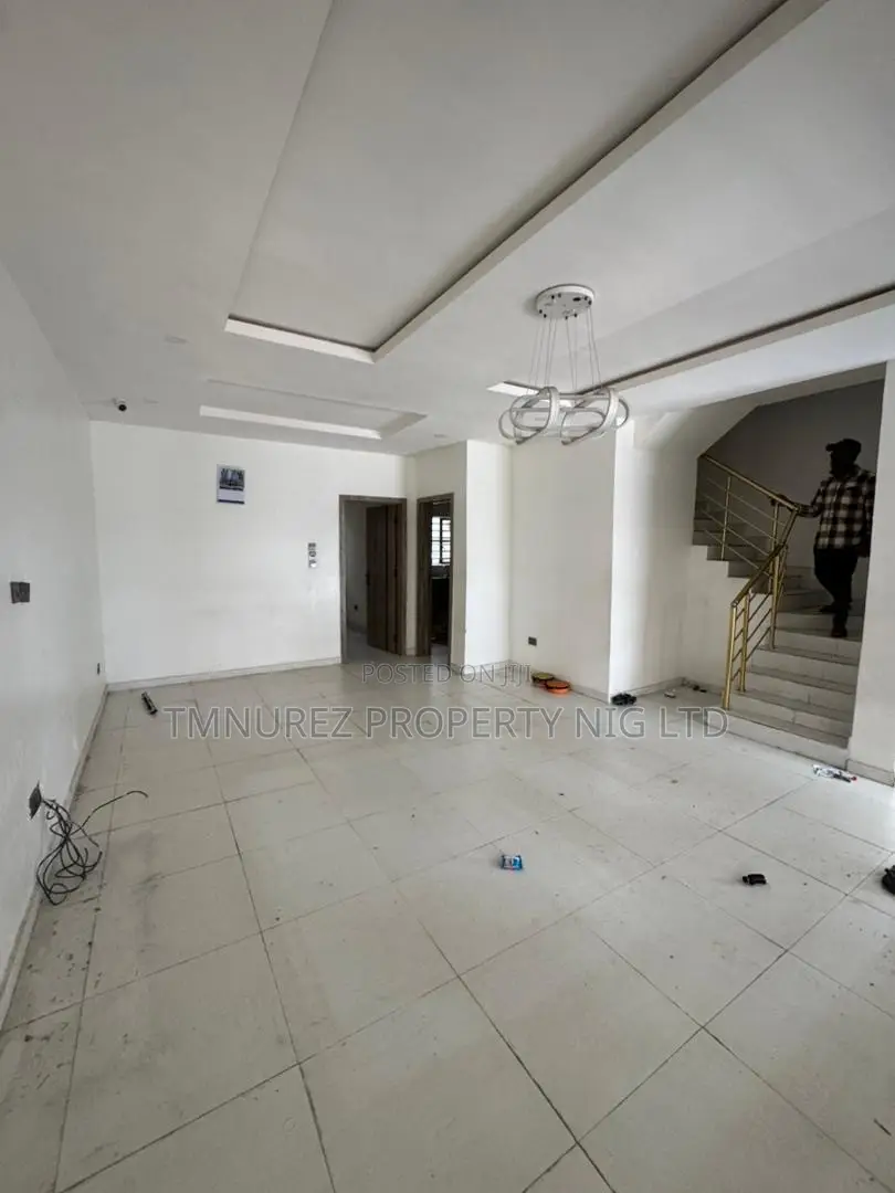 4bdrm Duplex in Chevron for rent