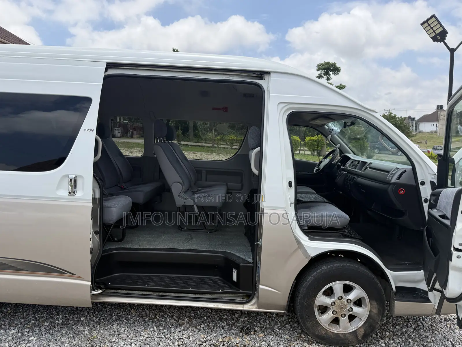 Toyota HiAce 2010 Gold