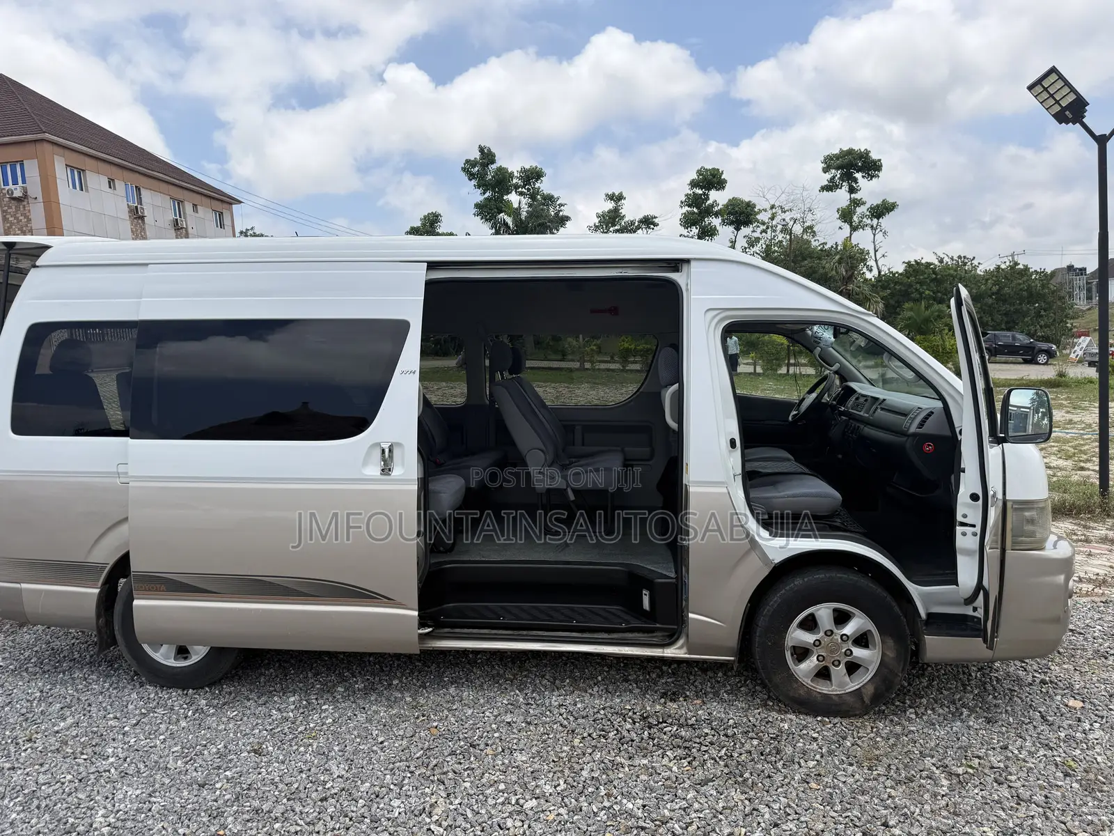 Toyota HiAce 2010 Gold