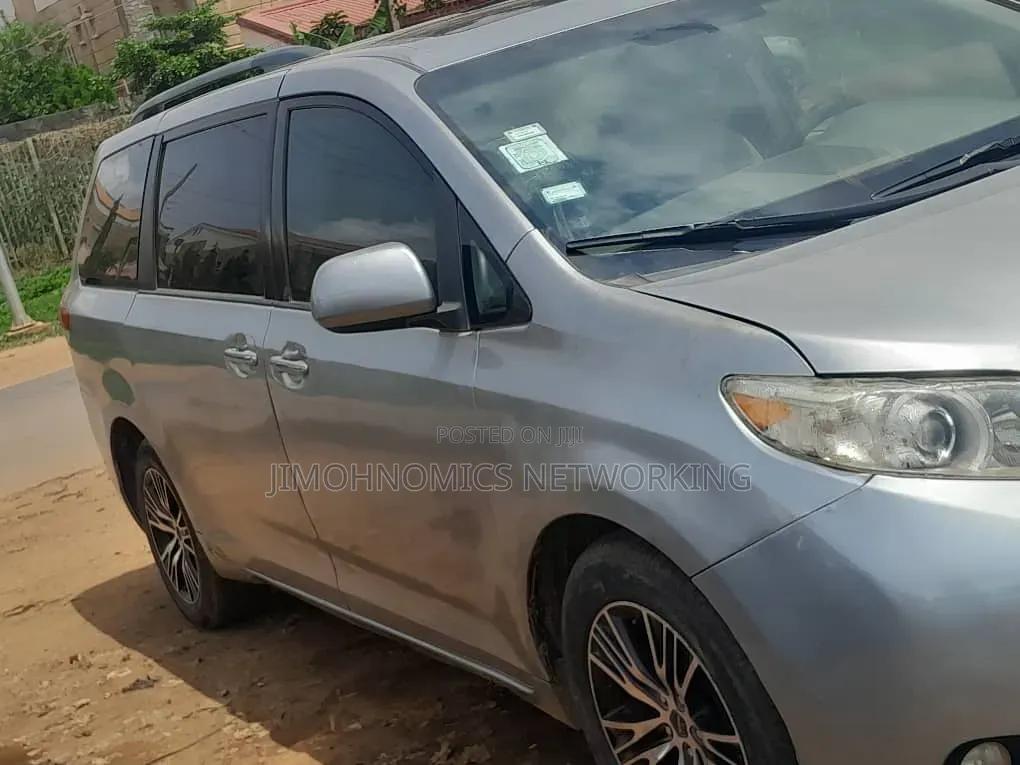 Toyota Sienna XLE 7 Passenger Mobility 2011 Silver