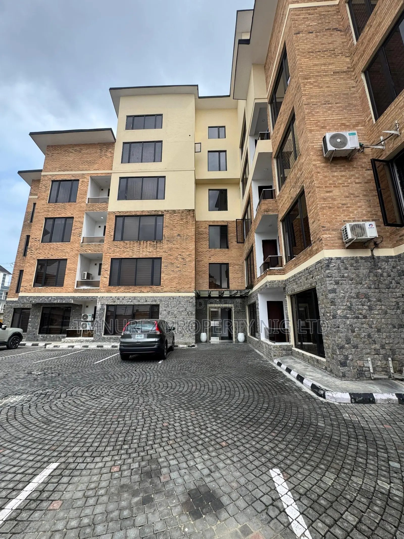 3bdrm Apartment in Lekki Phase 1 for rent