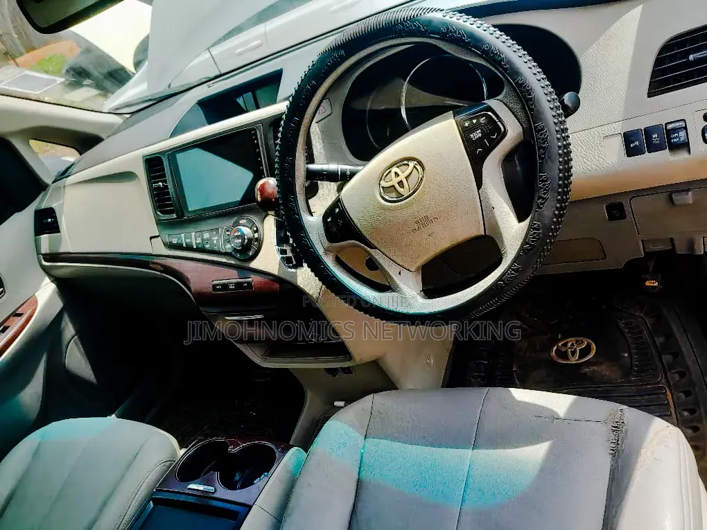 Toyota Sienna XLE 7 Passenger Mobility 2011 Silver