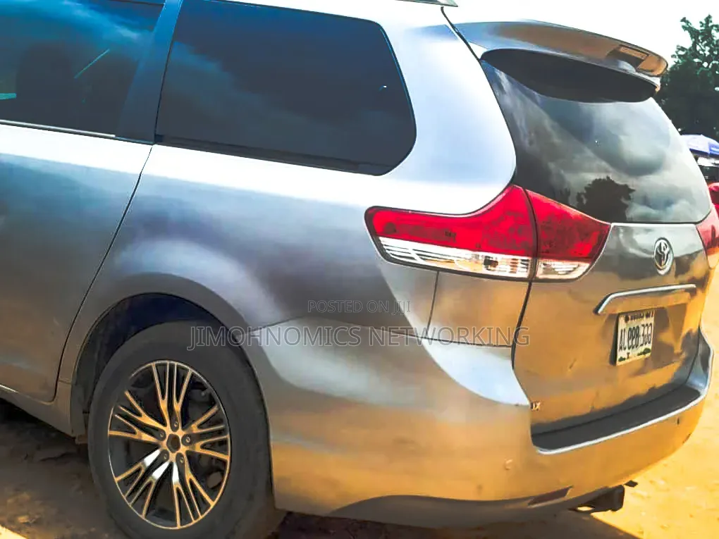 Toyota Sienna XLE 7 Passenger Mobility 2011 Silver