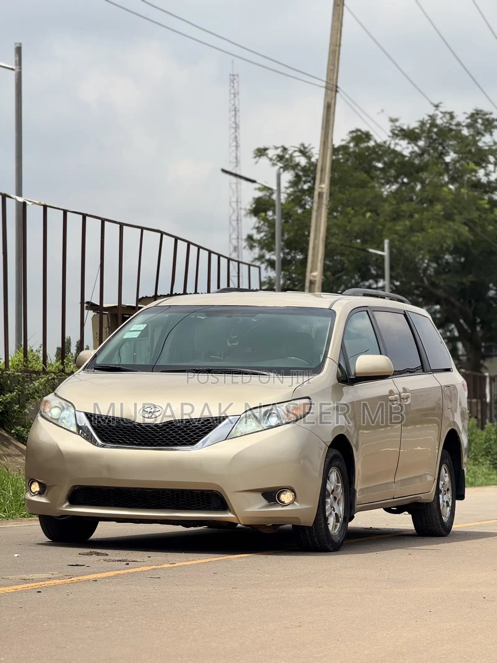 Toyota Sienna LE 8 Passenger 2010 Gold