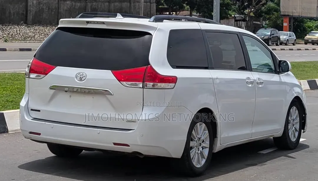Toyota Sienna 2010 Silver
