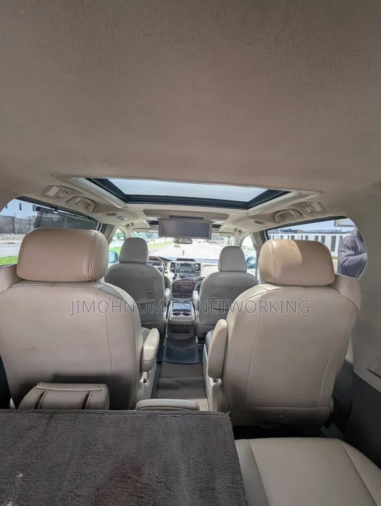 Toyota Sienna 2010 Silver