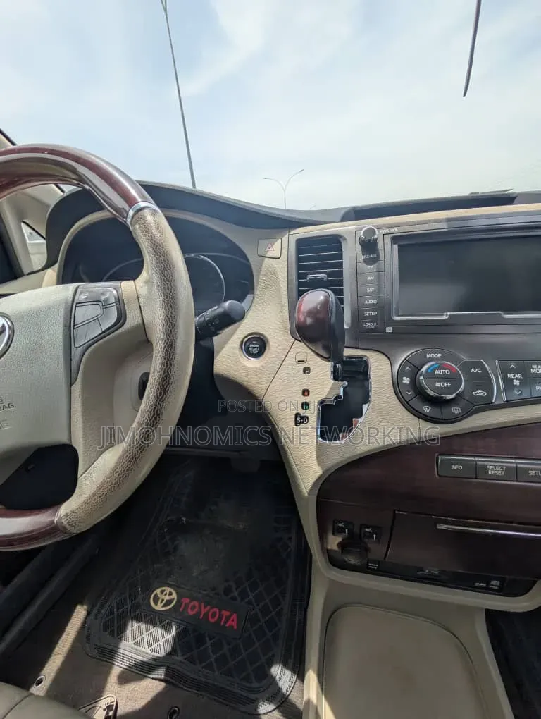 Toyota Sienna 2010 Silver