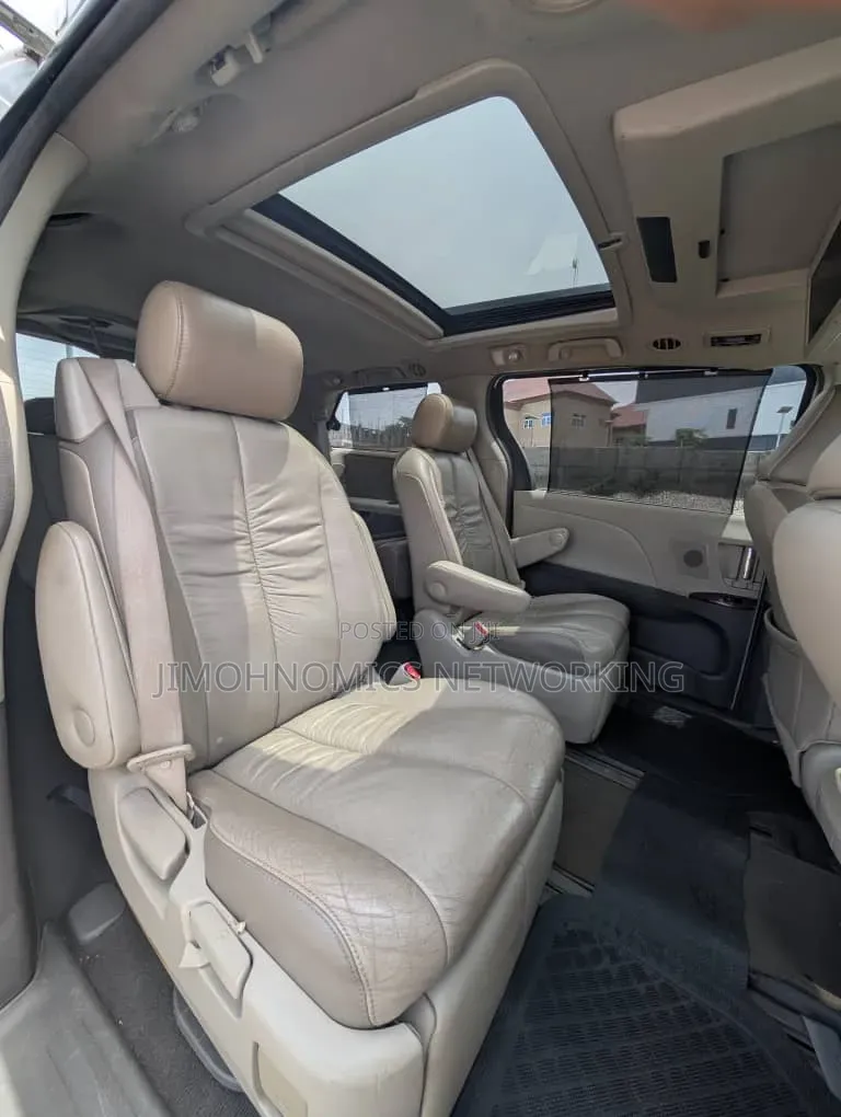 Toyota Sienna 2010 Silver