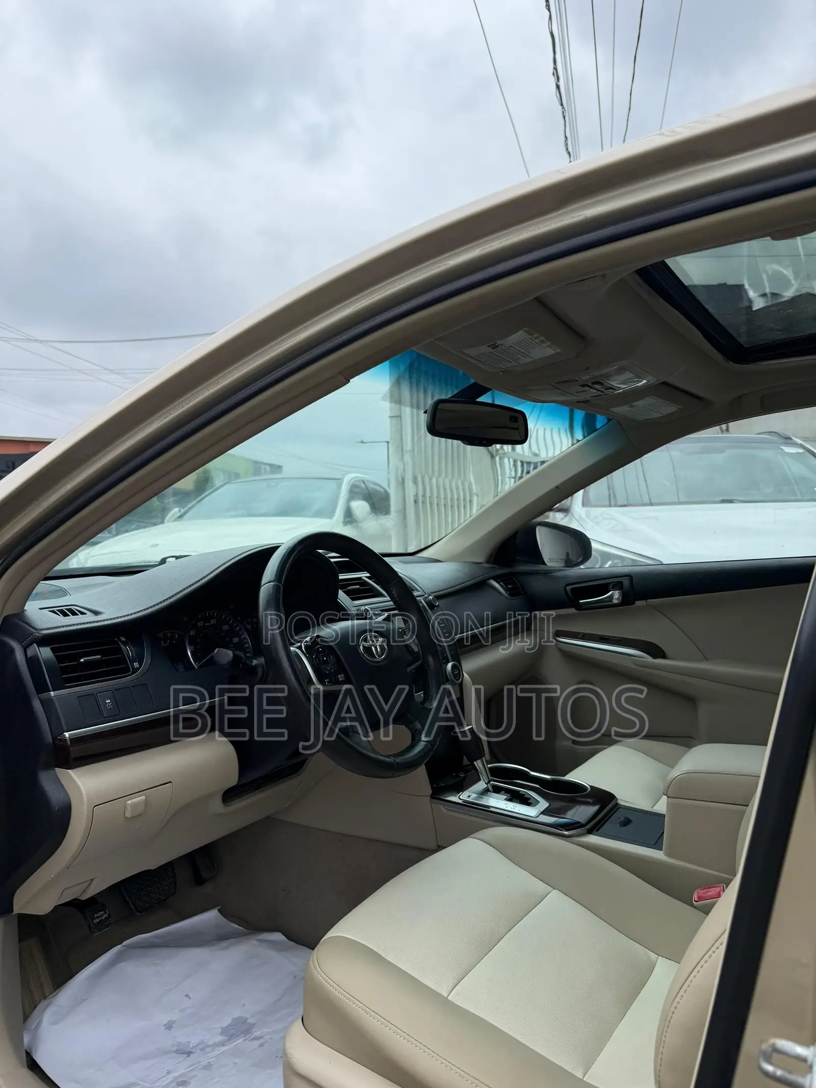 Toyota Camry XLE V6 4dr Sedan (3.5L 6cyl 6A) 2013 Gold