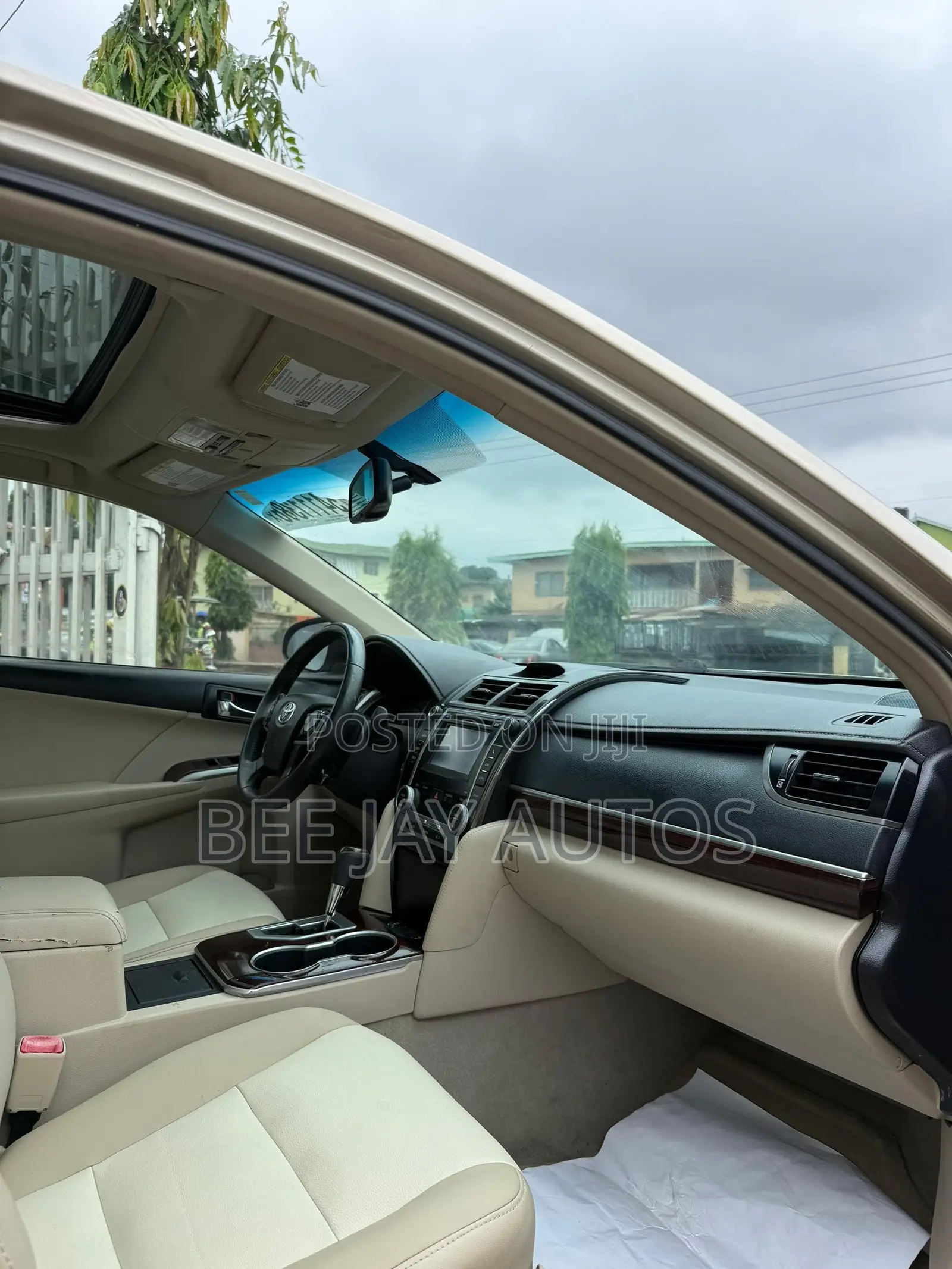 Toyota Camry XLE V6 4dr Sedan (3.5L 6cyl 6A) 2013 Gold