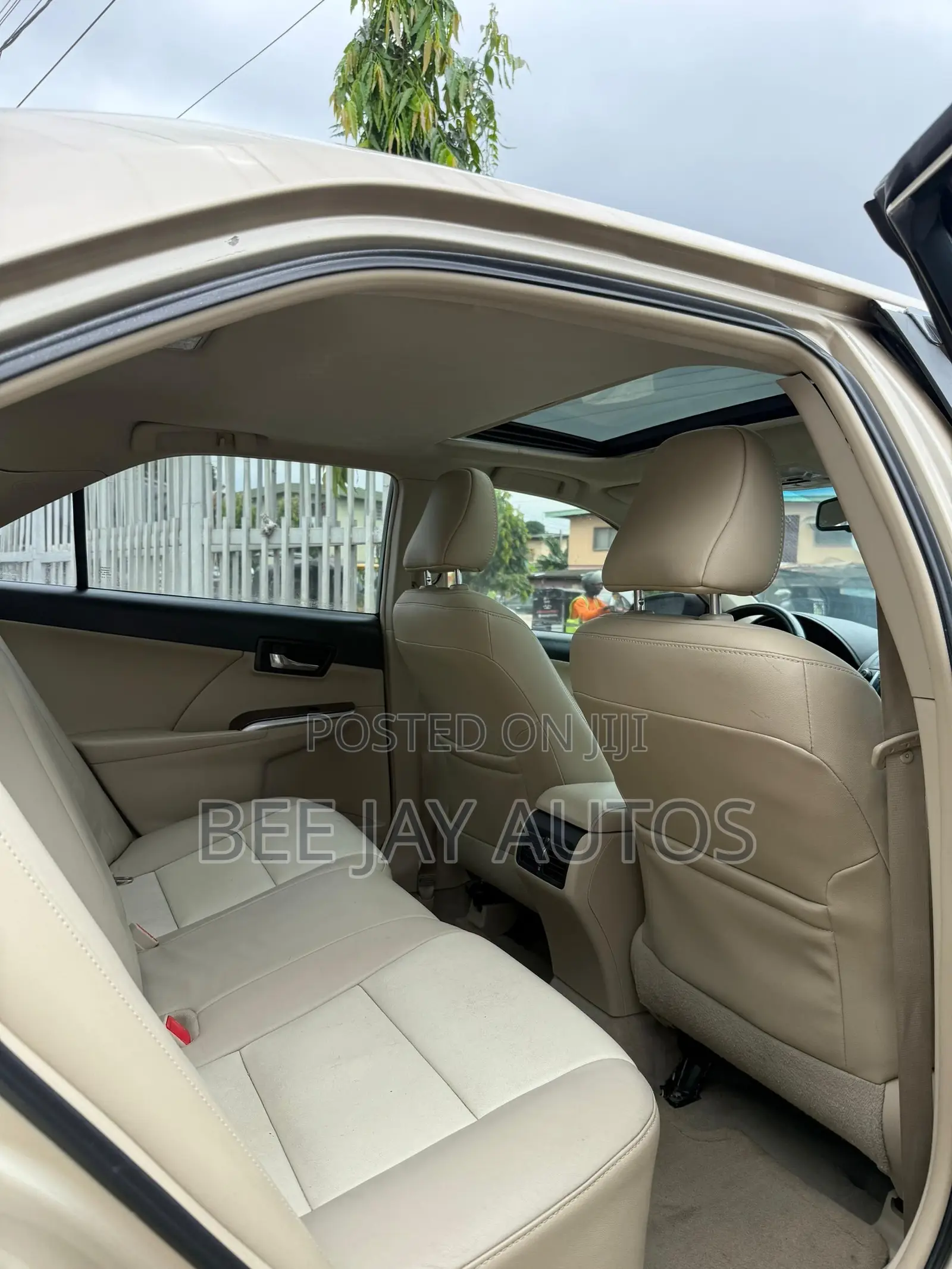 Toyota Camry XLE V6 4dr Sedan (3.5L 6cyl 6A) 2013 Gold