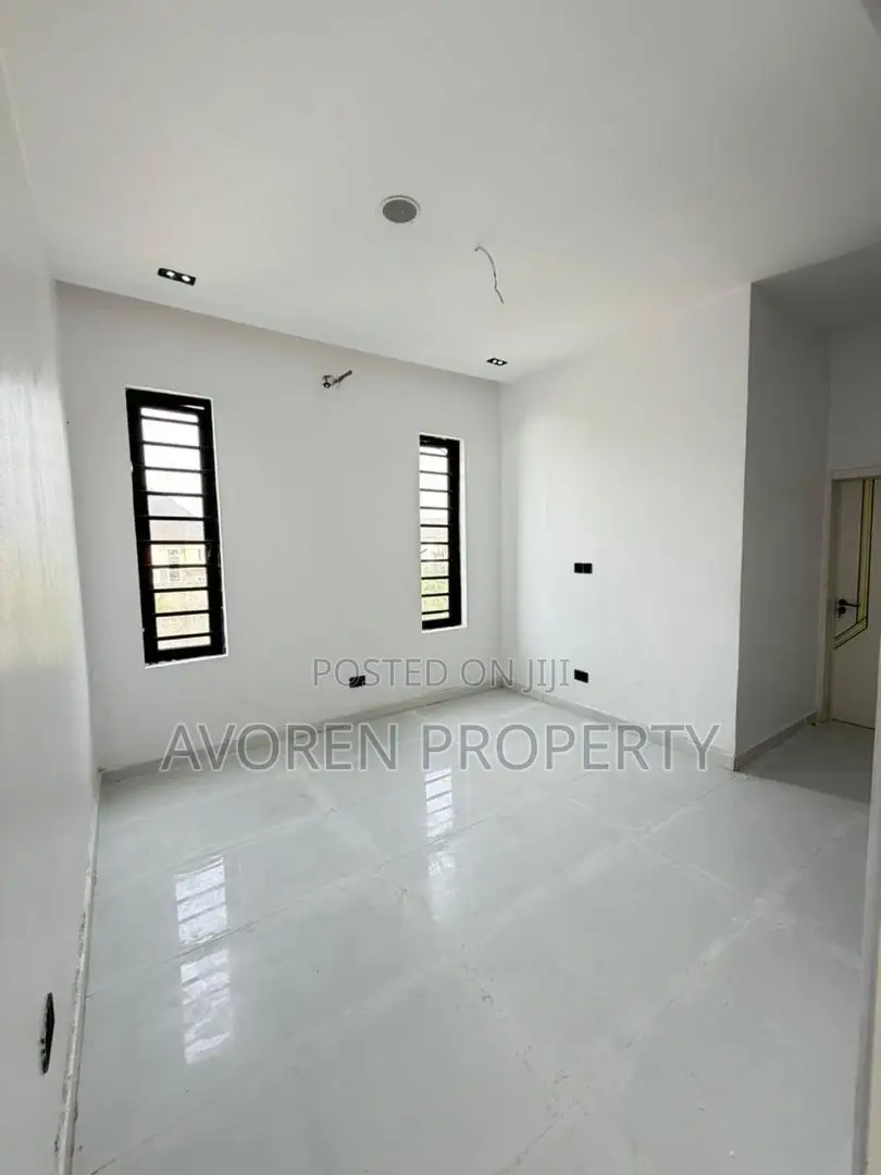 4bdrm Apartment in Ilaje for sale