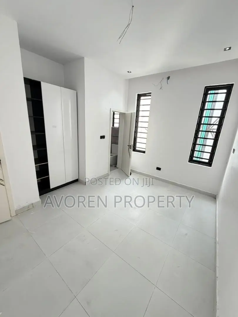 4bdrm Apartment in Ilaje for sale