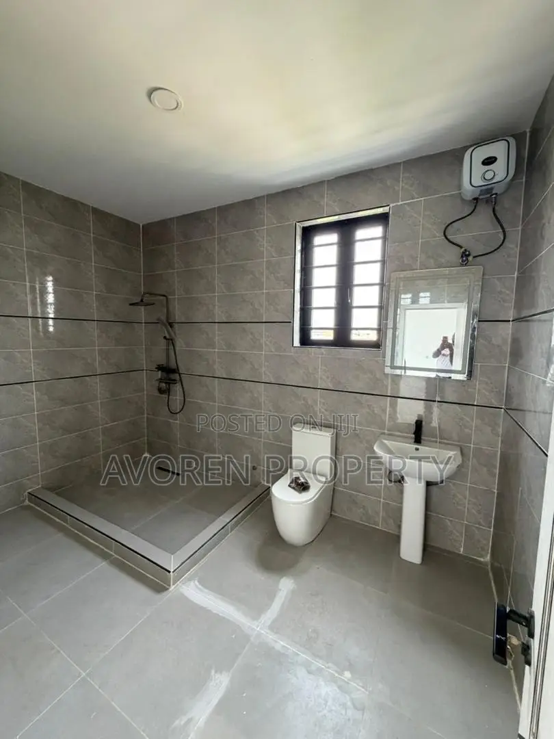 4bdrm Apartment in Ilaje for sale