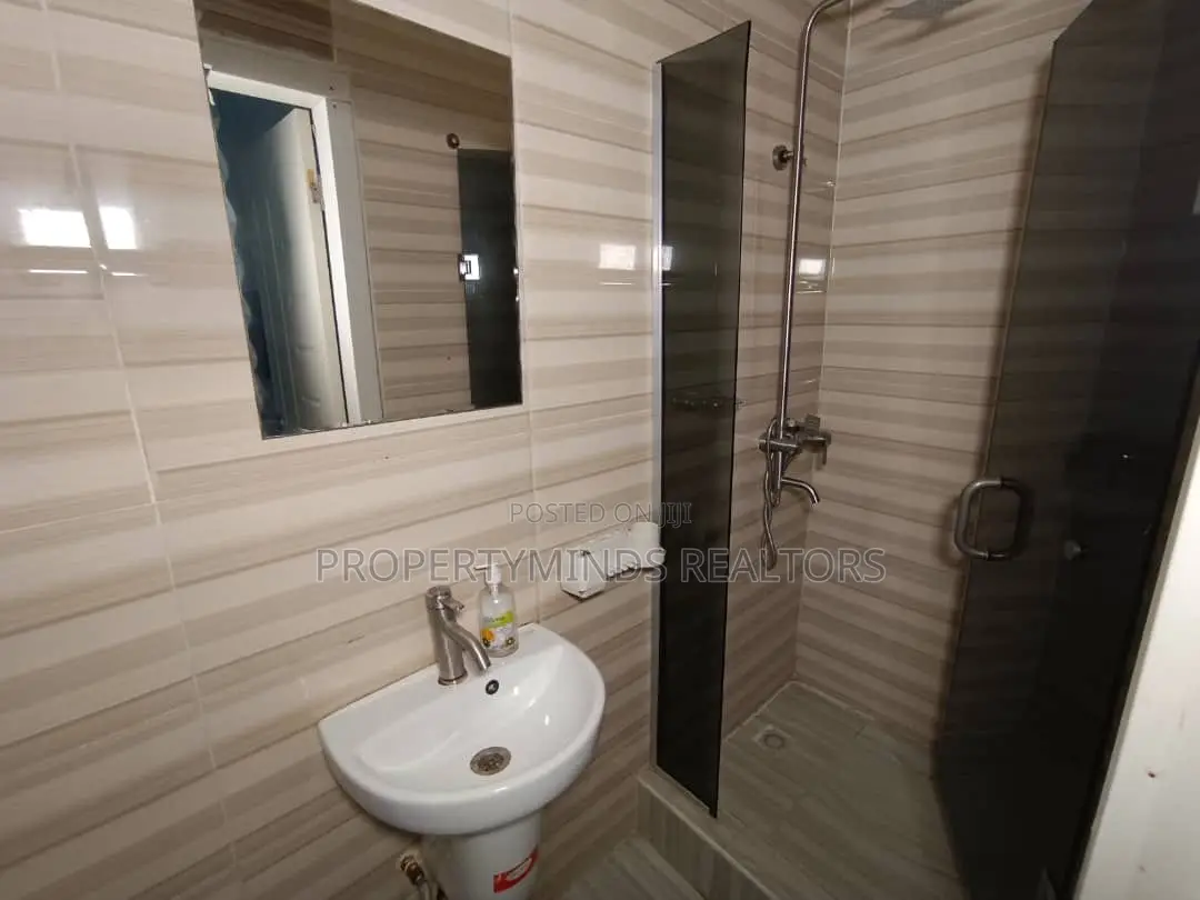 4bdrm Duplex in Chevron for sale