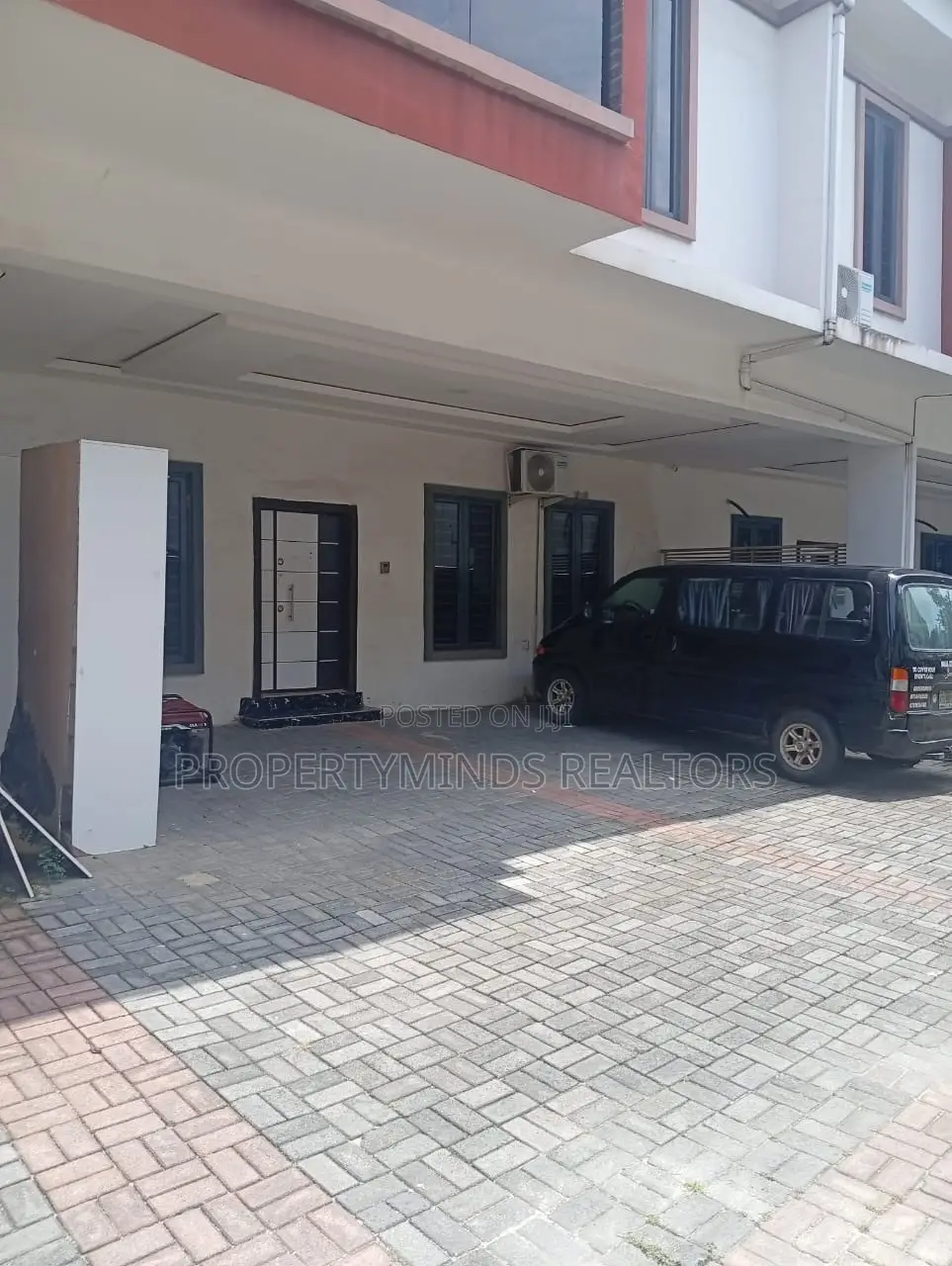 4bdrm Duplex in Chevron for sale
