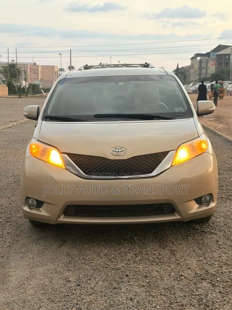 Toyota Sienna XLE 8-Passenger 4dr Minivan (3.5L 6cyl 6A) 2015 Gold