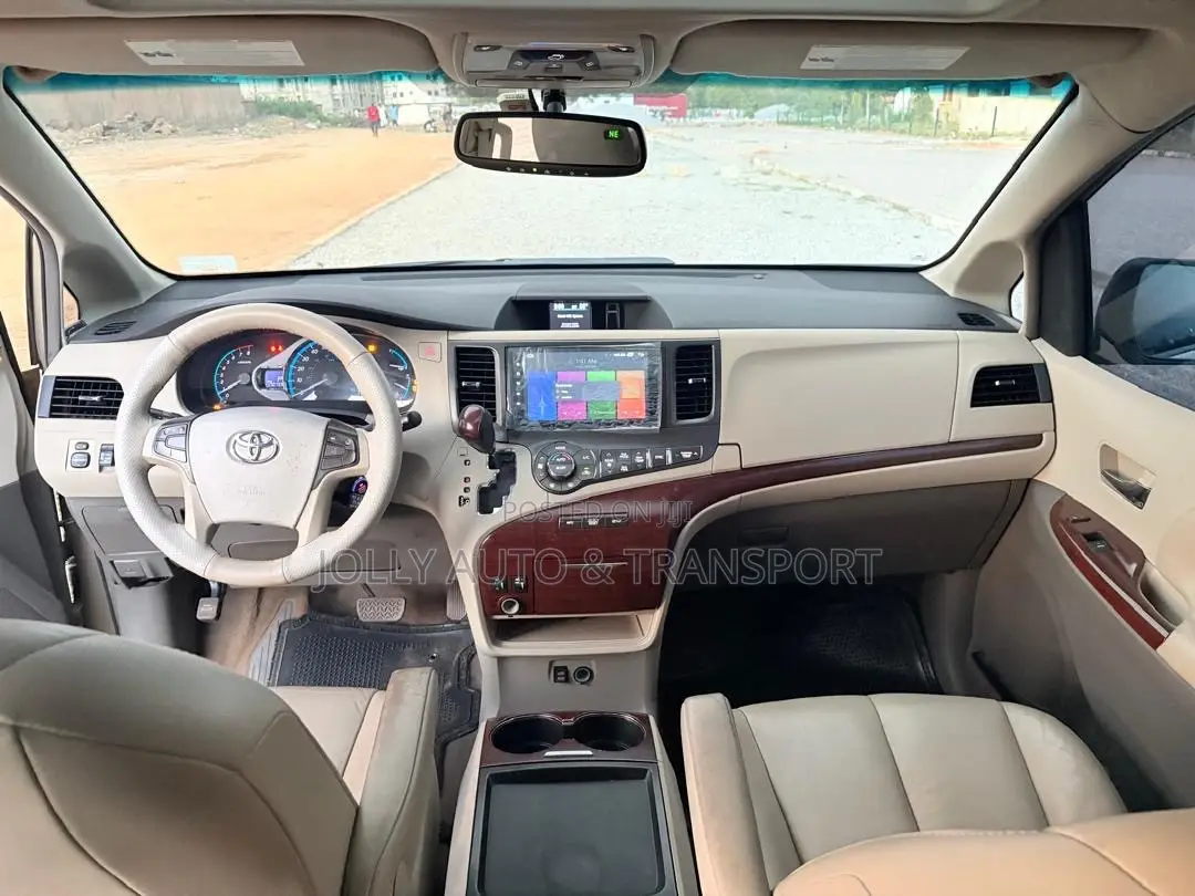 Toyota Sienna XLE 8-Passenger 4dr Minivan (3.5L 6cyl 6A) 2015 Gold