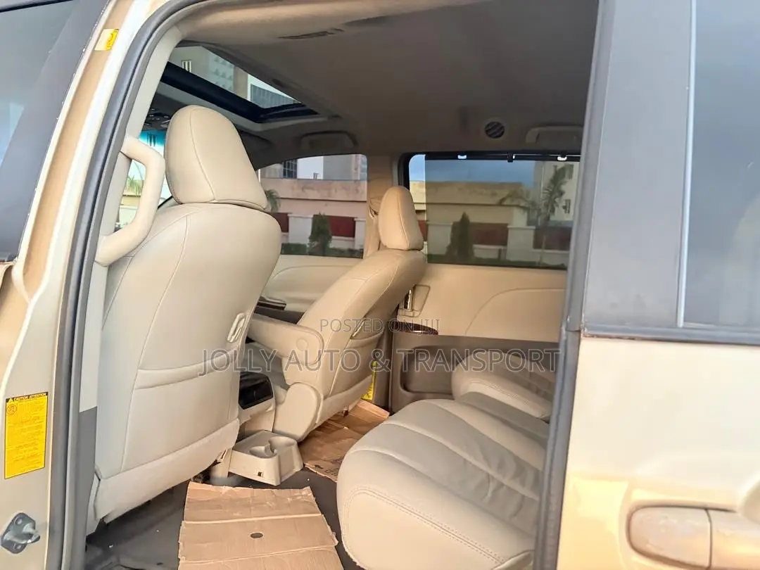 Toyota Sienna XLE 8-Passenger 4dr Minivan (3.5L 6cyl 6A) 2015 Gold