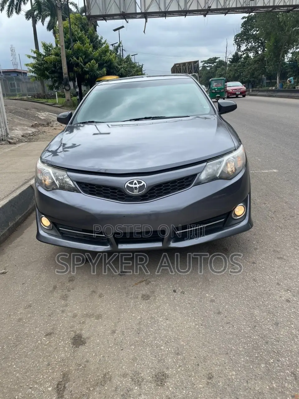 Toyota Camry SE 4dr Sedan (2.5L 4cyl 6A) 2013 Gray