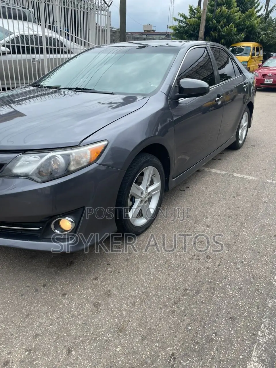 Toyota Camry SE 4dr Sedan (2.5L 4cyl 6A) 2013 Gray