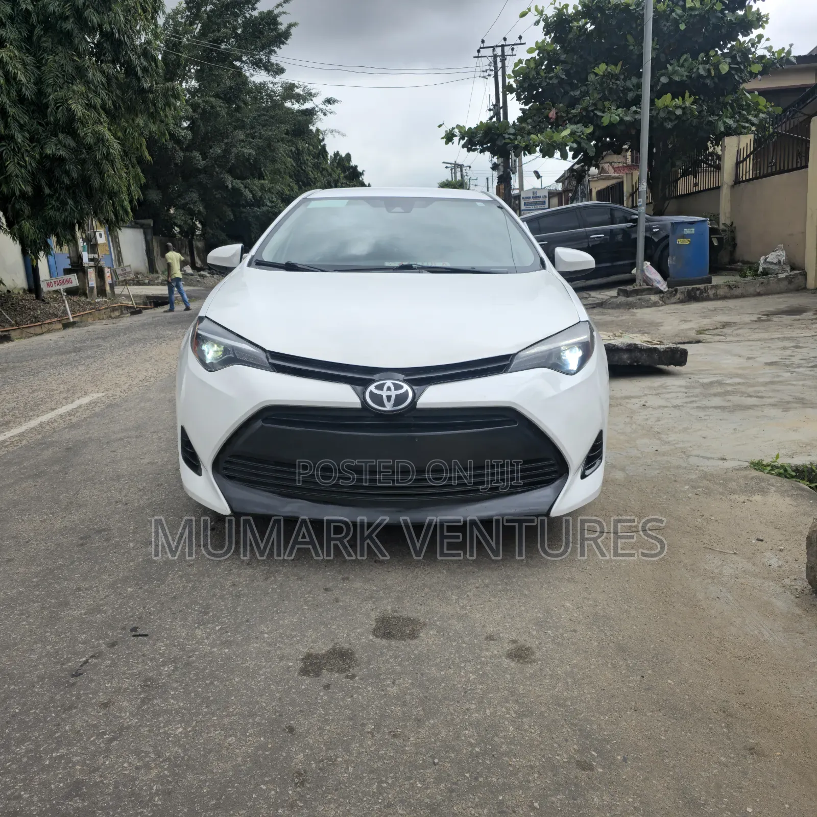 Toyota Corolla LE (1.8L 4cyl 2A) 2018 White