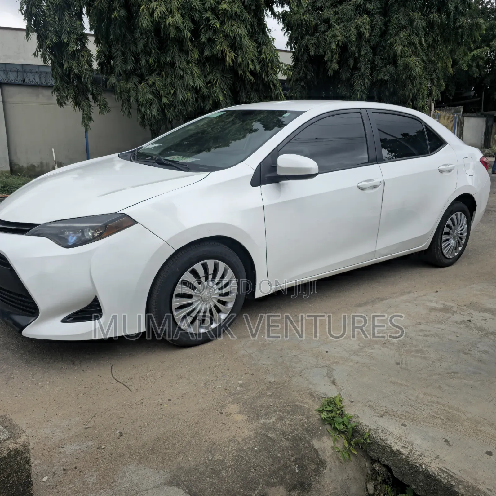 Toyota Corolla LE (1.8L 4cyl 2A) 2018 White