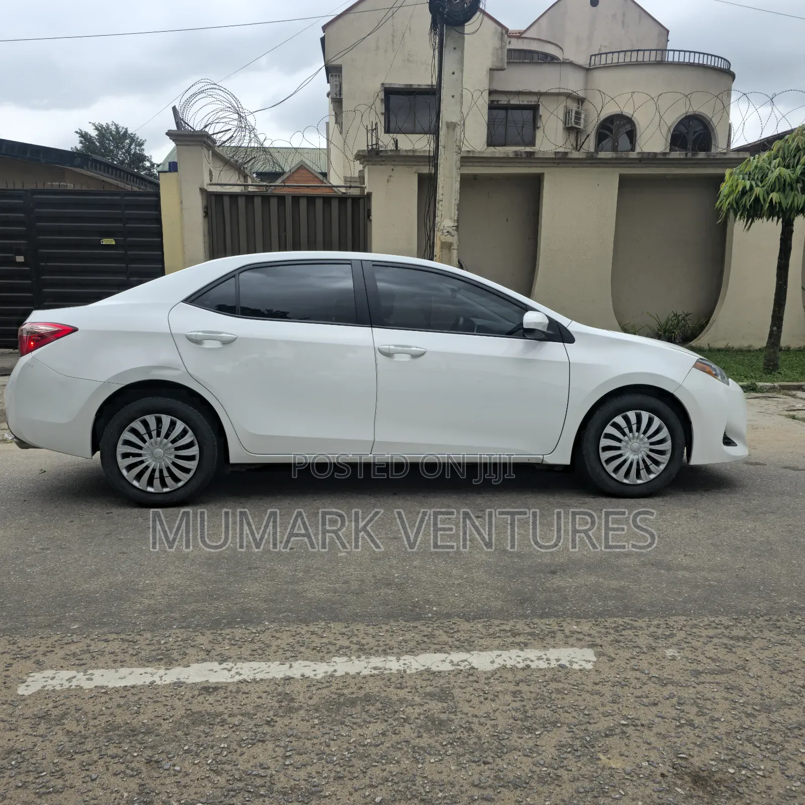 Toyota Corolla LE (1.8L 4cyl 2A) 2018 White