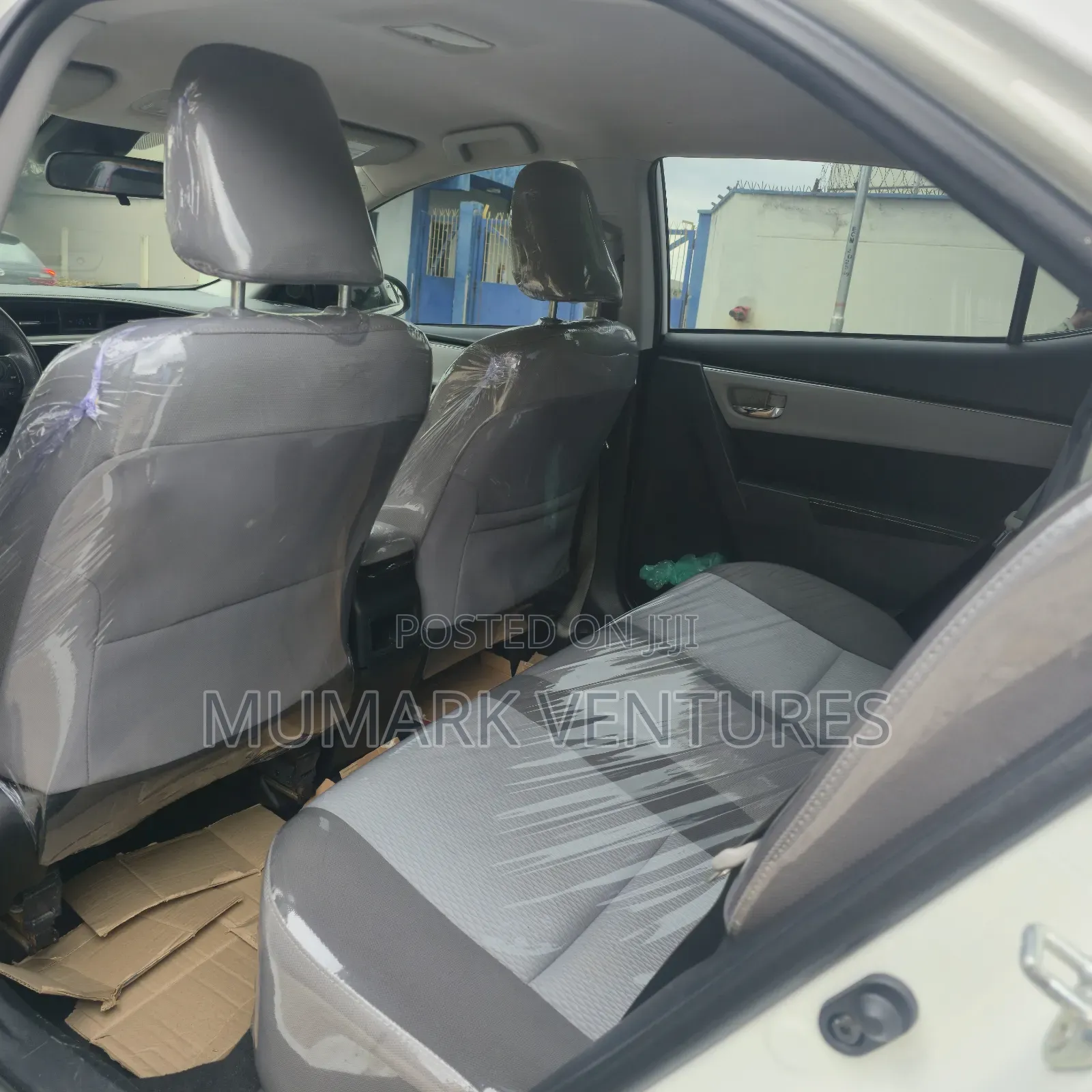 Toyota Corolla LE (1.8L 4cyl 2A) 2018 White